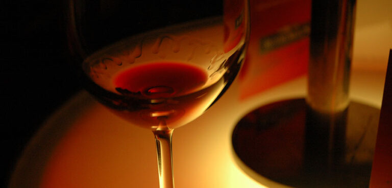 Bicchiere con vino rosso