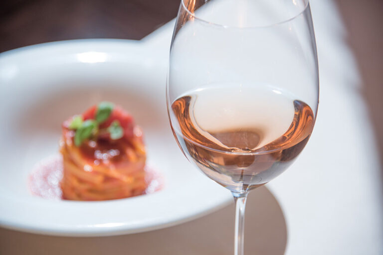 Chiaretto di Bardolino, il vino rosa del Garda vola verso Parigi e gli Stati Uniti