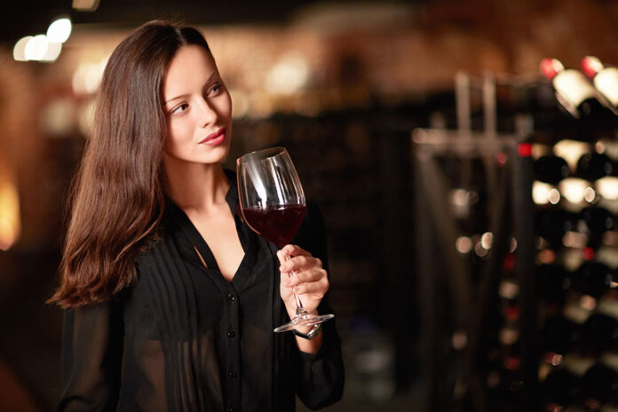 Donna con bicchiere di vino