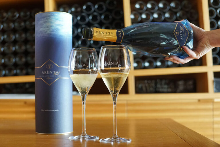 Lo spumante subacqueo Akènta Sub official wine di Vinitaly and the City