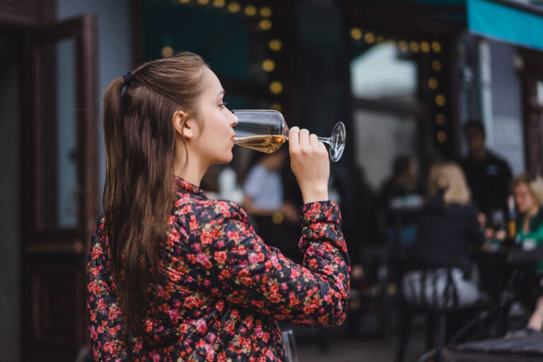 Tre intriganti cantine toscane per la cena e lo spettacolo “Come diventare sommelier in 50 minuti”