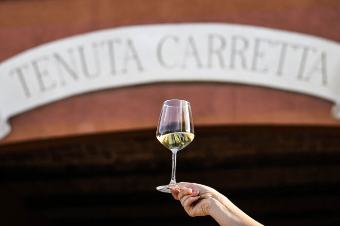 bicchiere di vino tenuta carretta