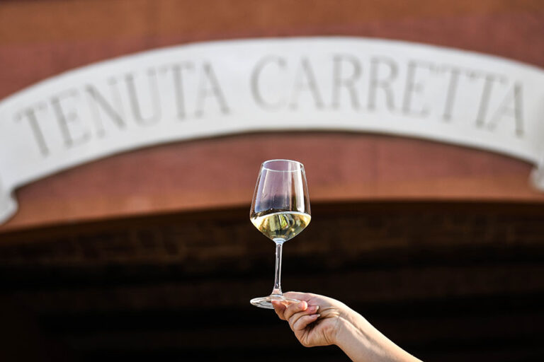 bicchiere di vino tenuta carretta