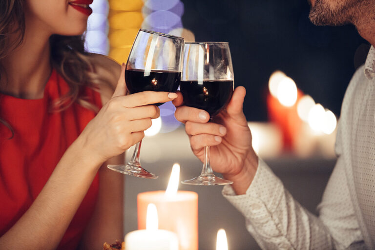coppia di innamorati che beve vino rosso a san valentino