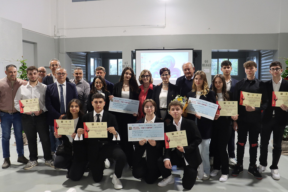 i ragazzi partecipanti con le istituzioni presso la cantina di venosa