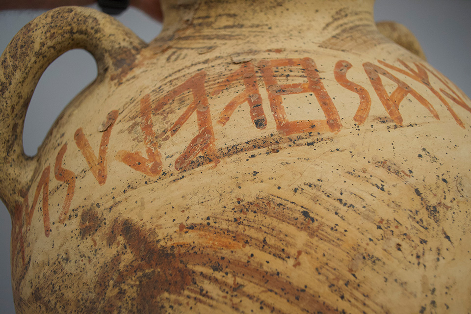 Anfora con iscrizione al Museo del Vino di Torgiano Anfora con iscrizione al Museo del Vino di Torgiano