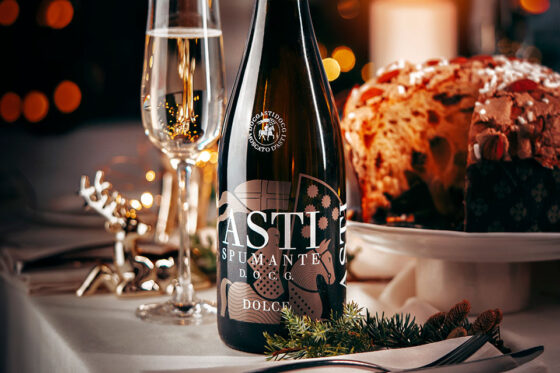 Vino (Asti DOCG): Asti Spumante e Moscato d’Asti apparecchiano tavole per le feste in 100 paesi