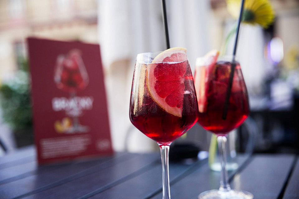 aperitivo estivo con vino brachetto